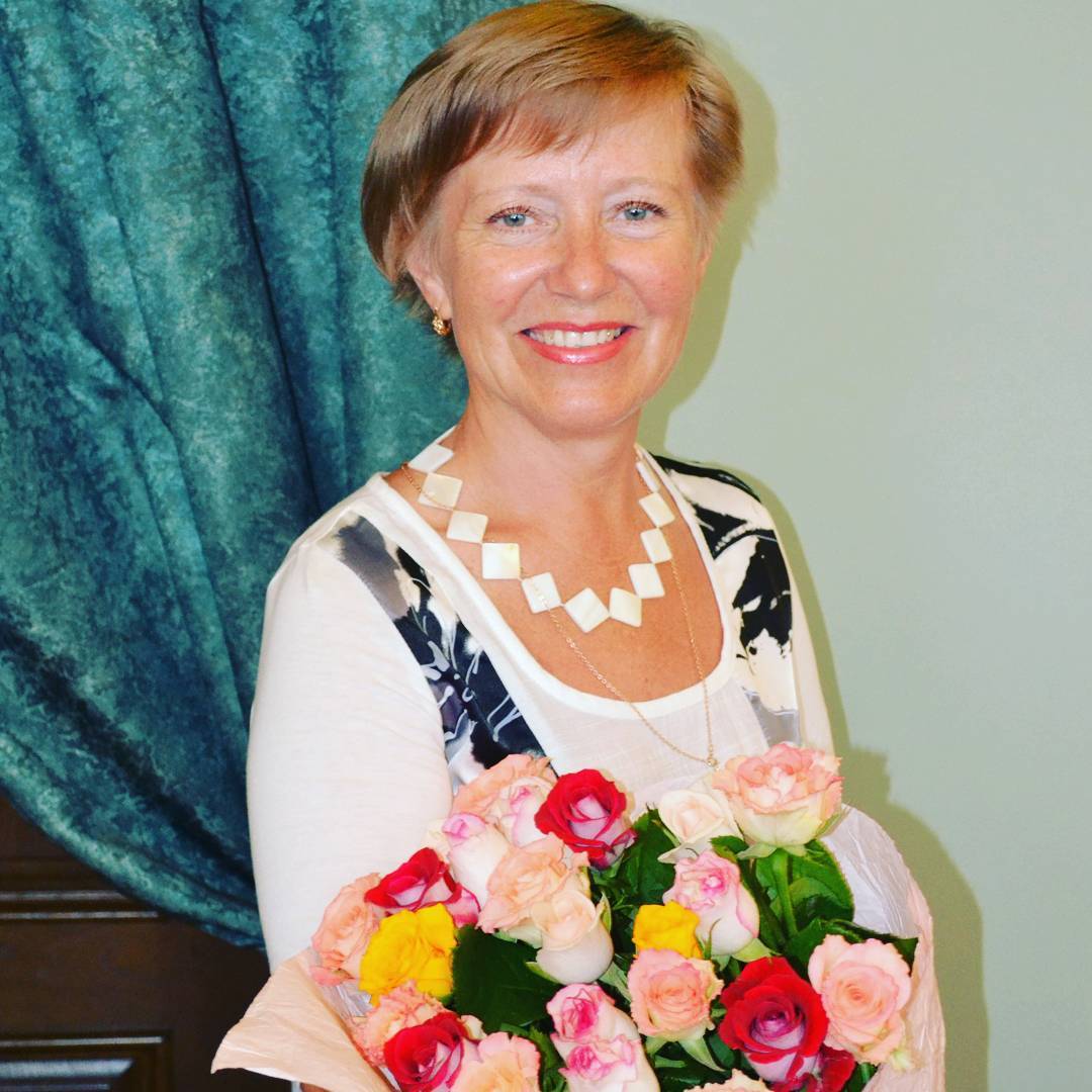 Larysa portrait with flowers